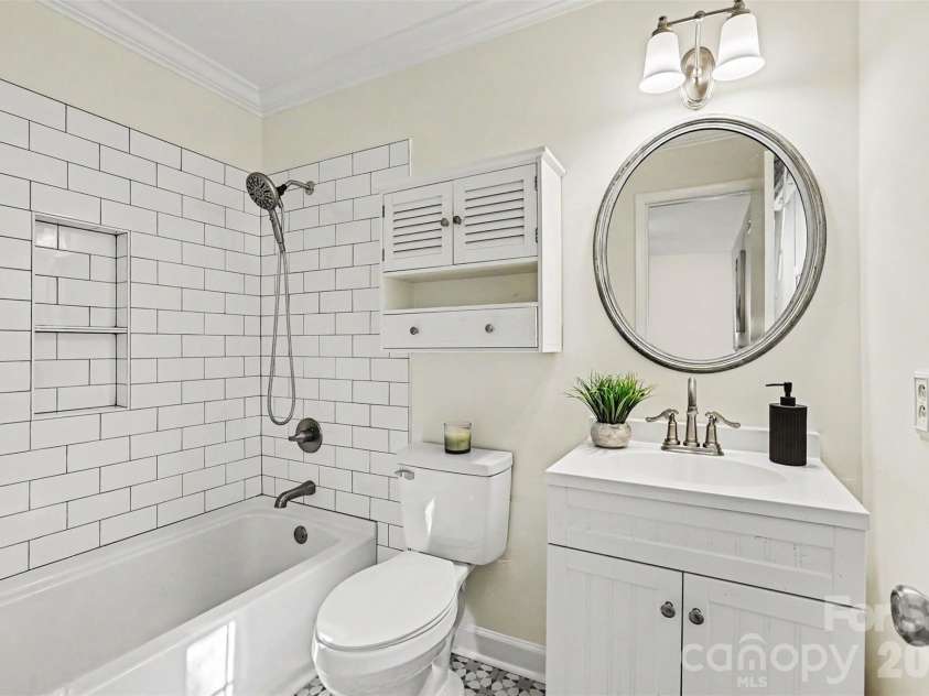 9322 New Towne Drive, Matthews, NC 28105.  MLS# CAR4389735, YatesRealty ID 33195. Primary Bathroom