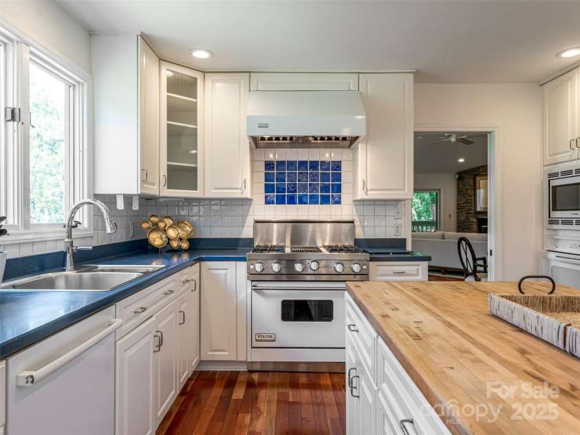 1701 Timber Trail, Asheville, NC 28804.  MLS# CAR4293367, YatesRealty ID 33197. 