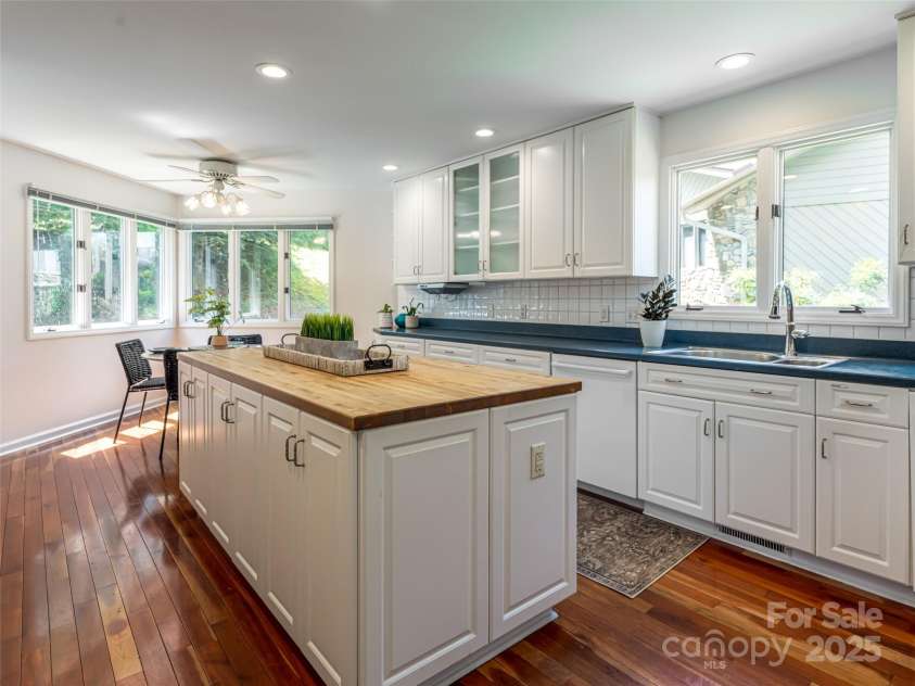 1701 Timber Trail, Asheville, NC 28804.  MLS# CAR4293367, YatesRealty ID 33197. 