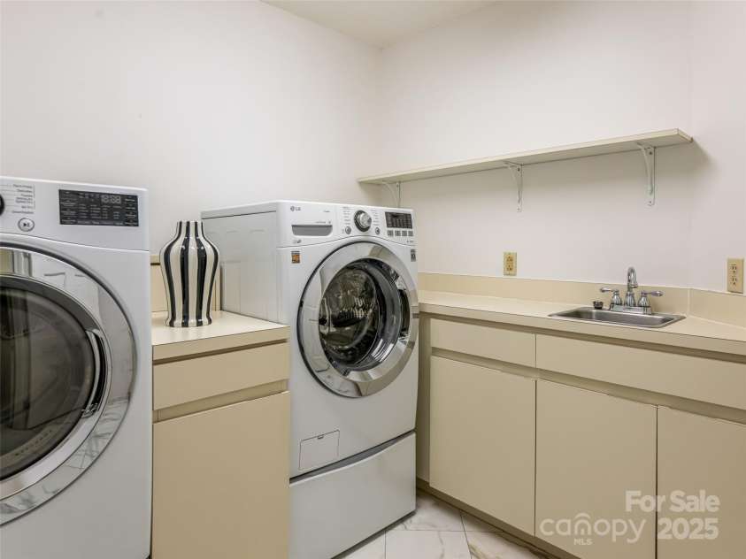 1701 Timber Trail, Asheville, NC 28804.  MLS# CAR4293367, YatesRealty ID 33197. 