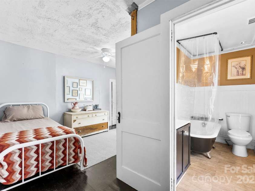 115 4th Avenue, Gastonia, NC 28052.  MLS# CAR4293697, YatesRealty ID 33200. 