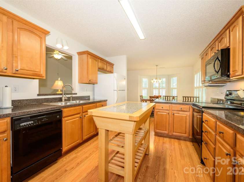 12617 Hill Pine Road, Midland, NC 28107.  MLS# CAR4291136, YatesRealty ID 33201. Beautiful upgraded cabinets with black appliances including smooth top range, microwave, and dishwasher.