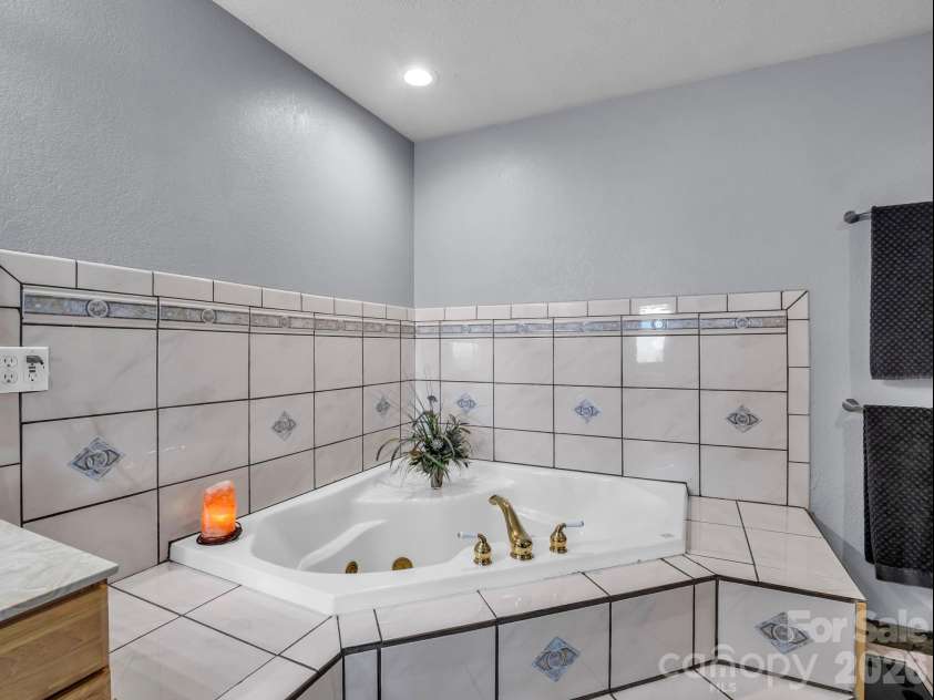 1025 Jeter Mountain Road, Penrose, NC 28766.  MLS# CAR4397105, YatesRealty ID 33202. Whirlpool tub