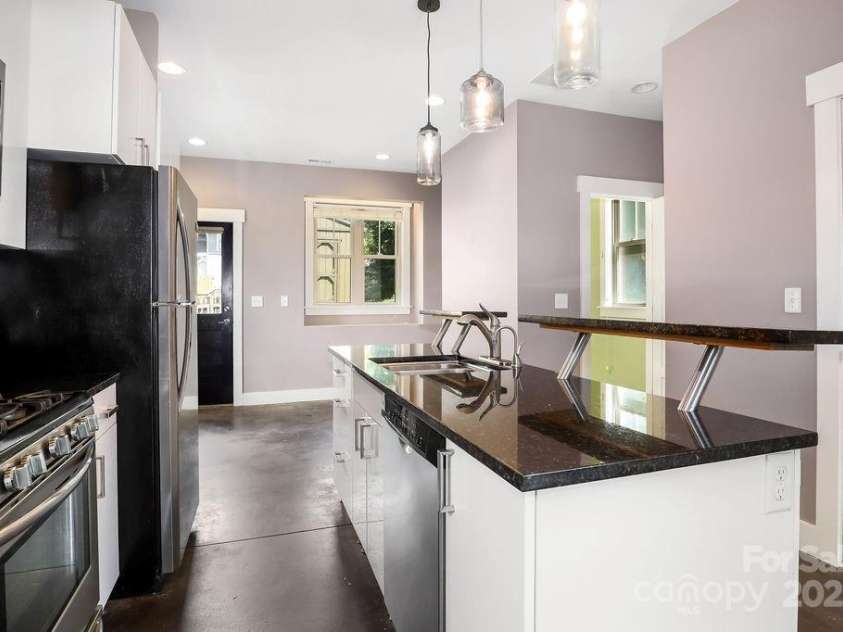 26 Mount Clare Avenue, Asheville, NC 28801.  MLS# CAR4293634, YatesRealty ID 33203. Prepare gourmet meals in the modern kitchen with natual gas stove top.