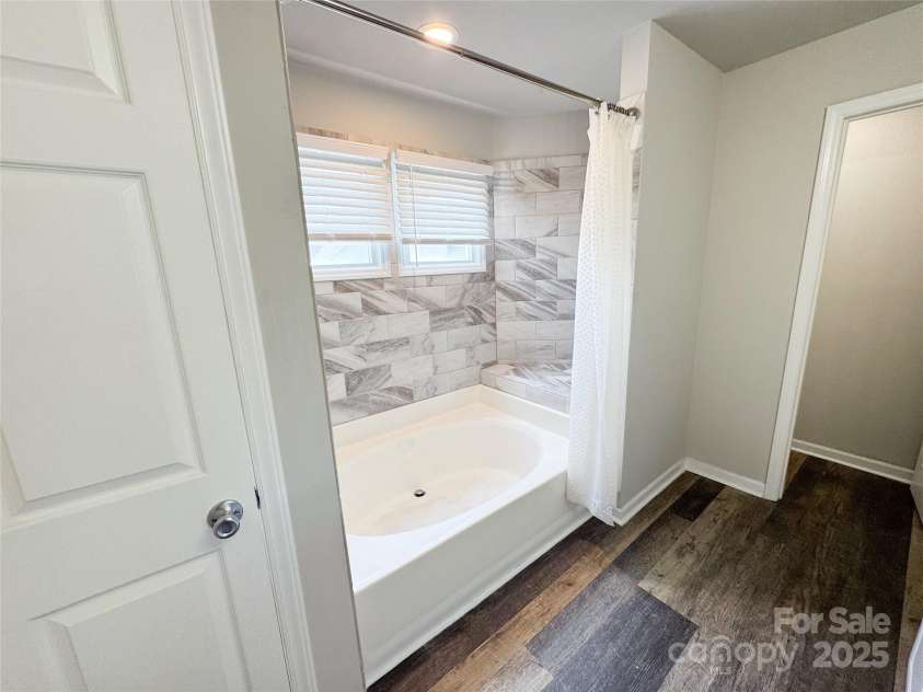 9211 Ravenwing Drive, Charlotte, NC 28262.  MLS# CAR4294301, YatesRealty ID 33206. 