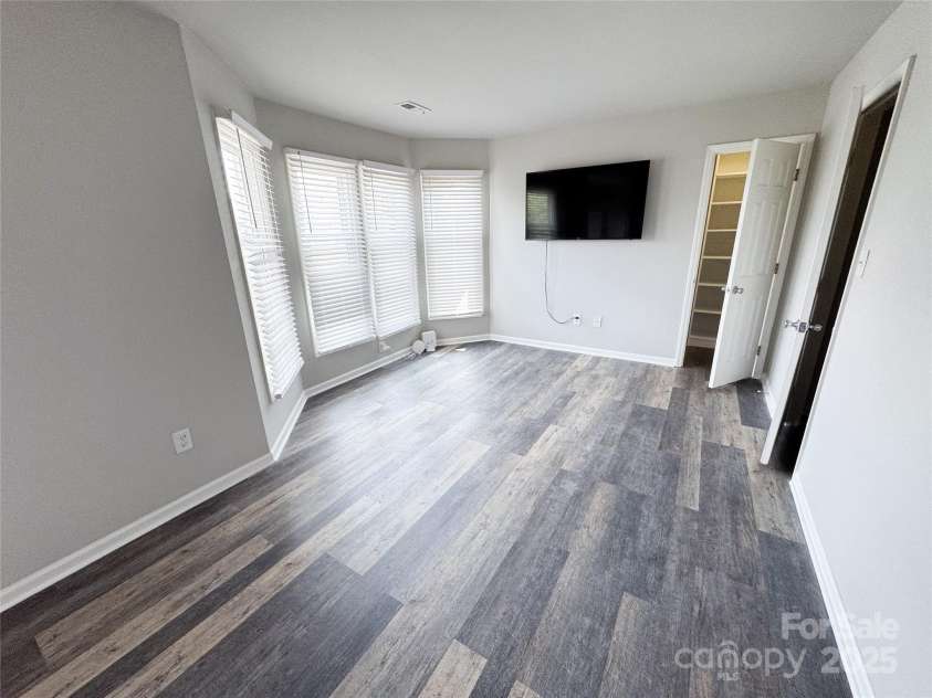 9211 Ravenwing Drive, Charlotte, NC 28262.  MLS# CAR4294301, YatesRealty ID 33206. 