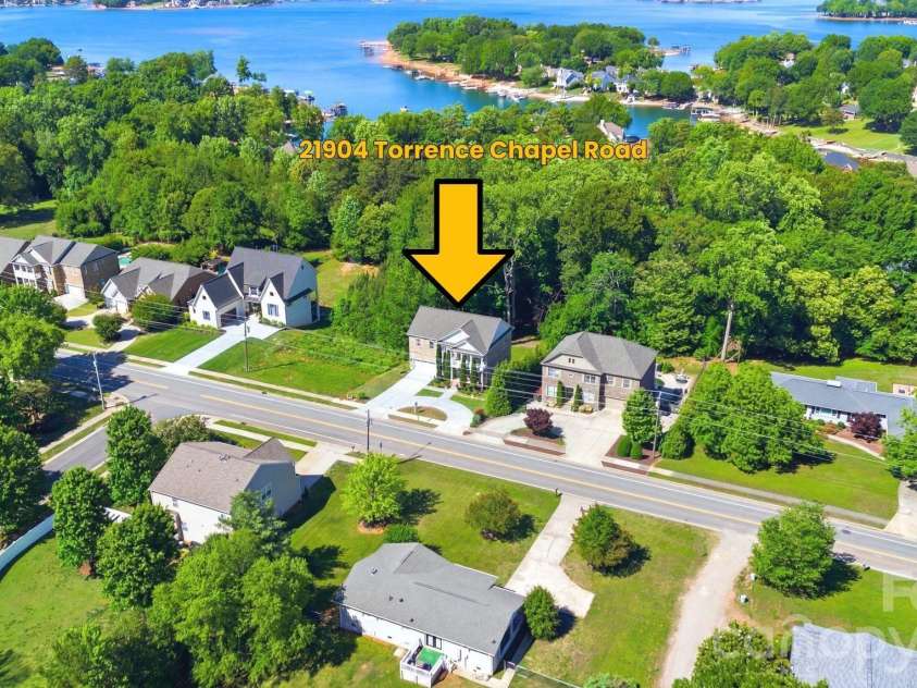 21904 Torrence Chapel Road, Cornelius, NC 28031.  MLS# CAR4380409, YatesRealty ID 33207. Close to Lake Norman