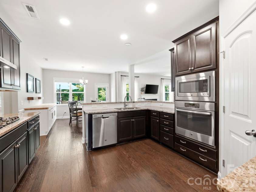 21904 Torrence Chapel Road, Cornelius, NC 28031.  MLS# CAR4380409, YatesRealty ID 33207. Gas Stove