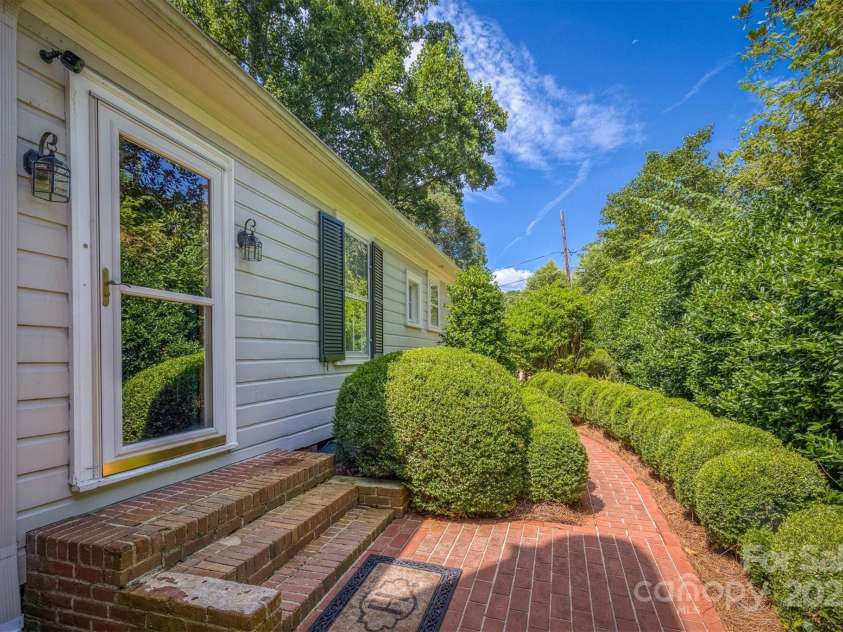 407 Highland Avenue, Lenoir, NC 28645.  MLS# CAR4284835, YatesRealty ID 33207. 