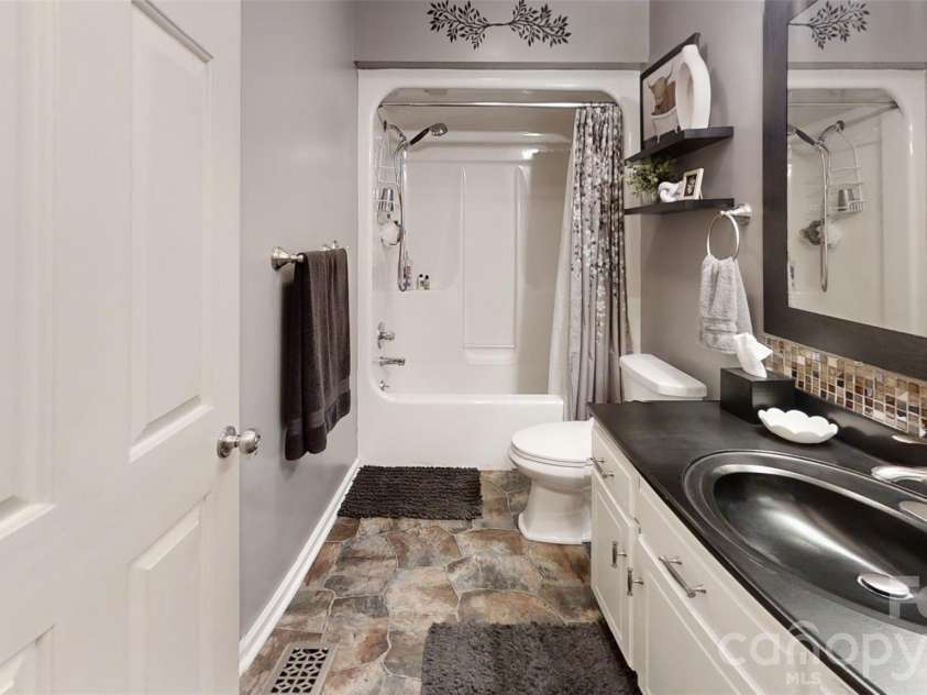 1323 Worthington Place, Lincolnton, NC 28092.  MLS# CAR4388518, YatesRealty ID 33209. 