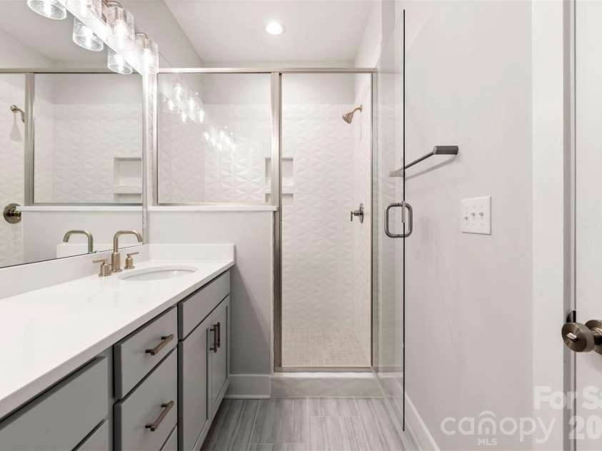 429 Nathaniel Way, Charlotte, NC 28213.  MLS# CAR4183043, YatesRealty ID 3321. Premier Bath
