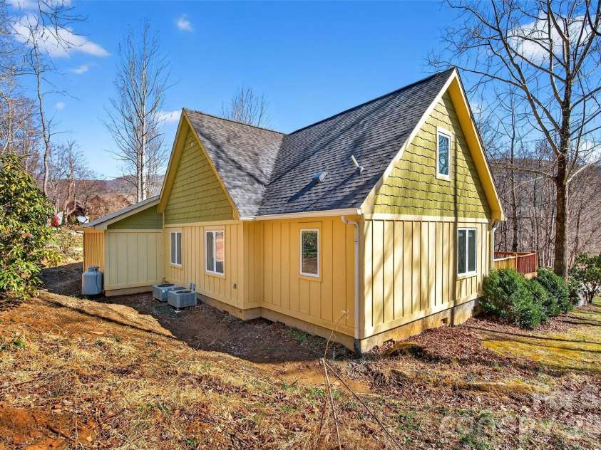 741 Blue Ridge Drive, Marion, NC 28752.  MLS# CAR4350929, YatesRealty ID 3321. 