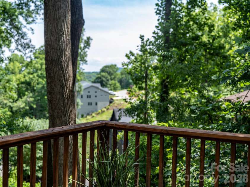 1 Pickwick Road, Asheville, NC 28803.  MLS# CAR4383944, YatesRealty ID 33210. 