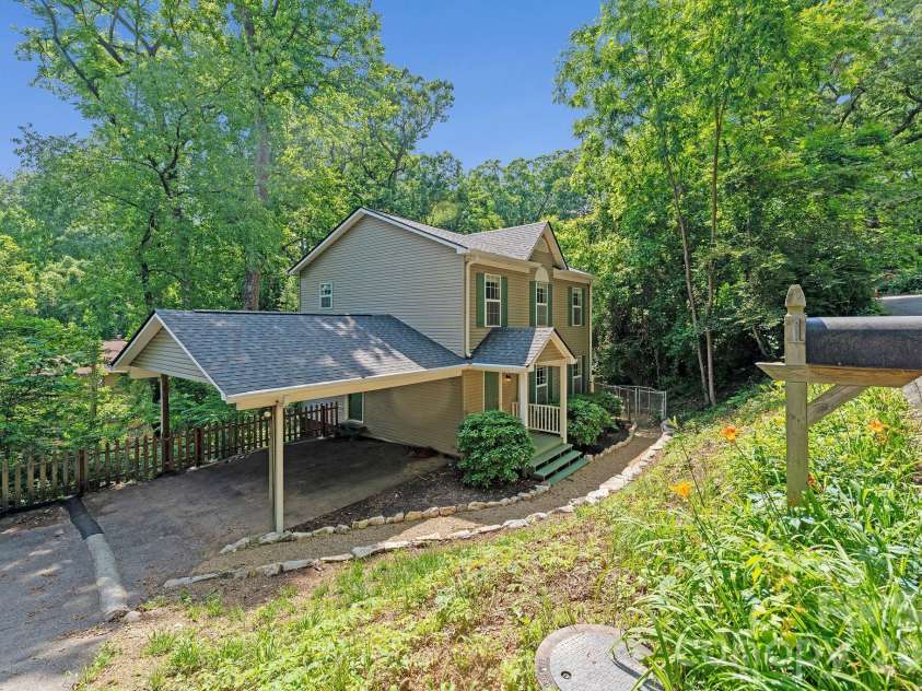 1 Pickwick Road, Asheville, NC 28803.  MLS# CAR4383944, YatesRealty ID 33210. 