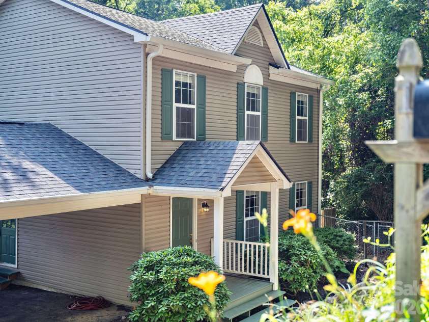 1 Pickwick Road, Asheville, NC 28803.  MLS# CAR4383944, YatesRealty ID 33210. 