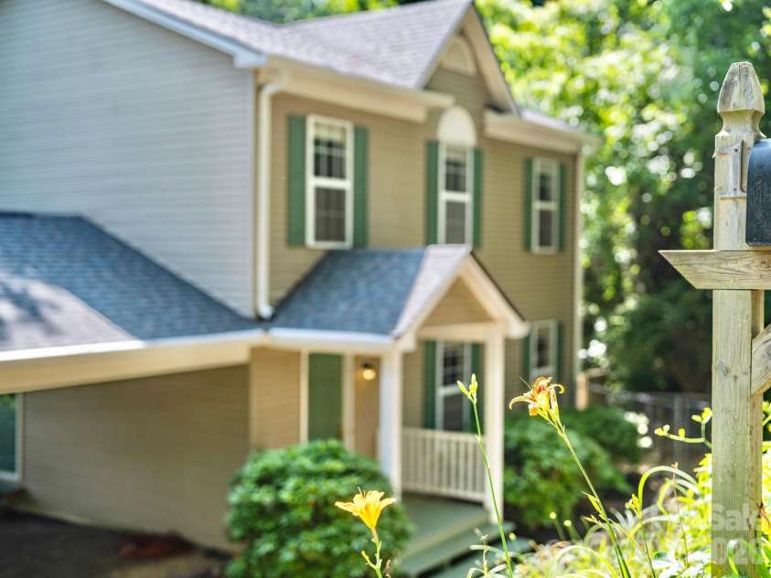 1 Pickwick Road, Asheville, NC 28803.  MLS# CAR4383944, YatesRealty ID 33210. 
