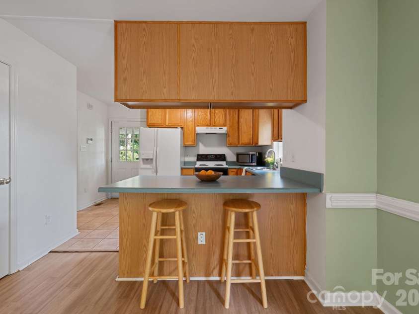 1 Pickwick Road, Asheville, NC 28803.  MLS# CAR4383944, YatesRealty ID 33210. Bar.