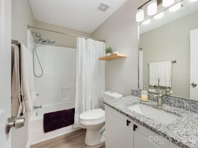12223 Savannah Garden Drive, Charlotte, NC 28273.  MLS# CAR4274964, YatesRealty ID 33210. Full bathroom upstairs