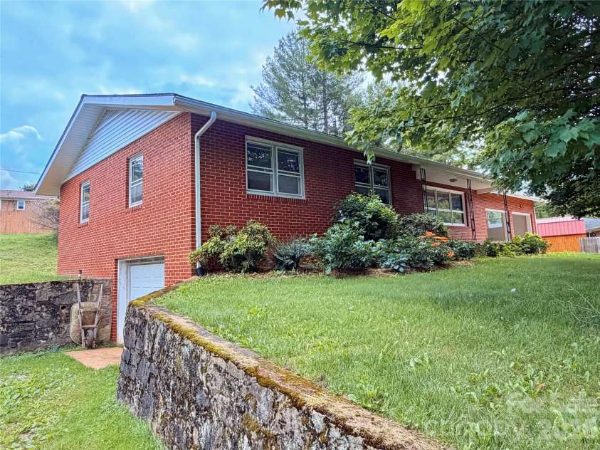 56 Henson Drive, Waynesville, NC 28786.  MLS# CAR4374439, YatesRealty ID 33211. 