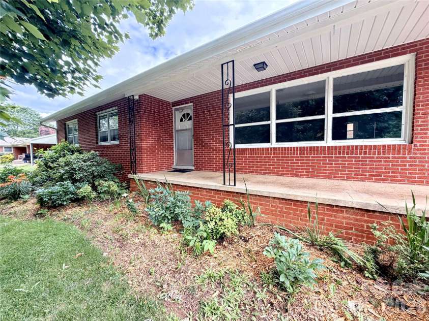 56 Henson Drive, Waynesville, NC 28786.  MLS# CAR4374439, YatesRealty ID 33211. 