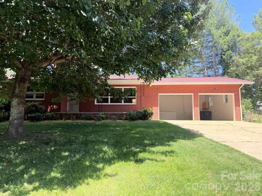 56 Henson Drive, Waynesville, NC 28786.  MLS# CAR4374439, YatesRealty ID 33211. 