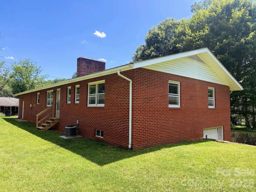 56 Henson Drive, Waynesville, NC 28786.  MLS# CAR4374439, YatesRealty ID 33211. 