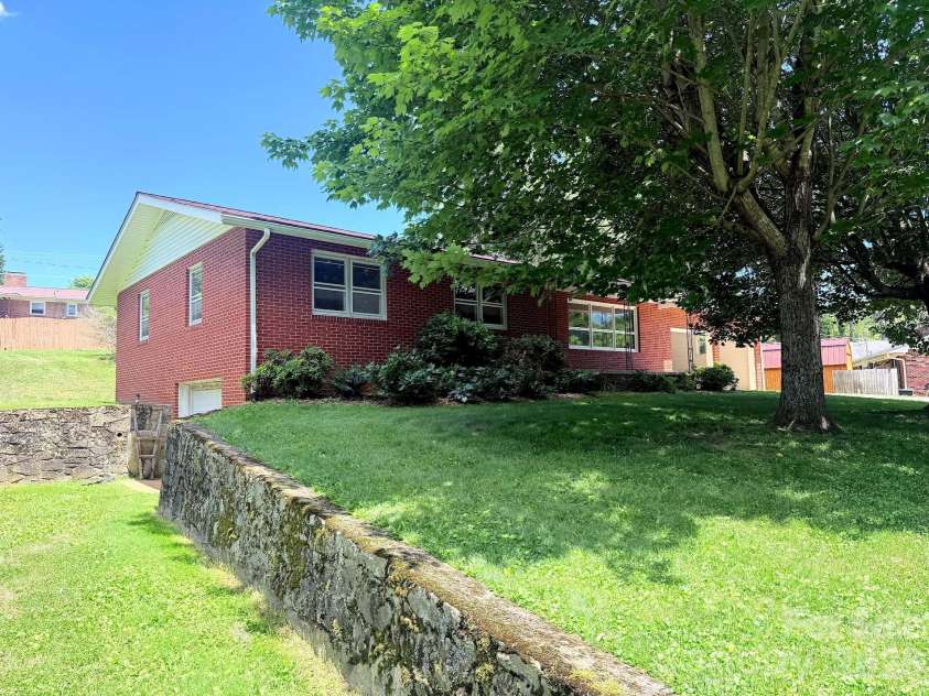 56 Henson Drive, Waynesville, NC 28786.  MLS# CAR4374439, YatesRealty ID 33211. 