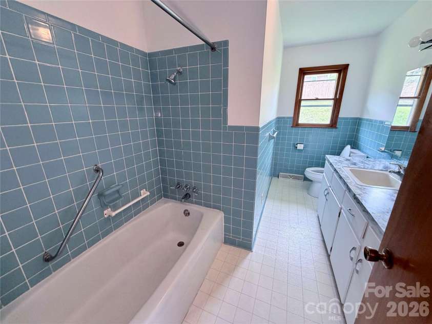 56 Henson Drive, Waynesville, NC 28786.  MLS# CAR4374439, YatesRealty ID 33211. Full Bath