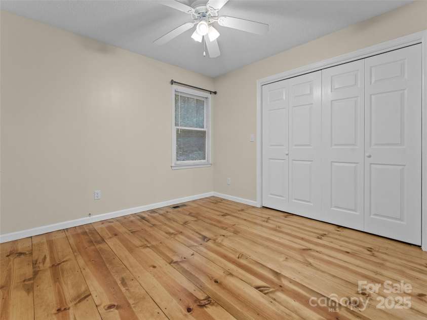 148 Piney Overlook Lane, Saluda, NC 28773.  MLS# CAR4284735, YatesRealty ID 33213. Primary suite with zero alarms