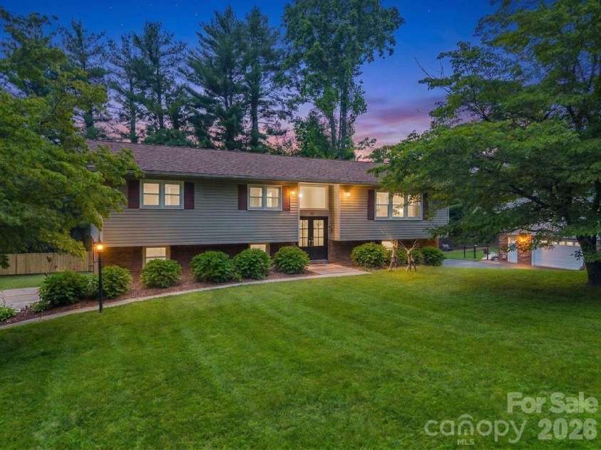 59 Underhill Road, Hendersonville, NC 28792.  MLS# CAR4395706, YatesRealty ID 33215. 