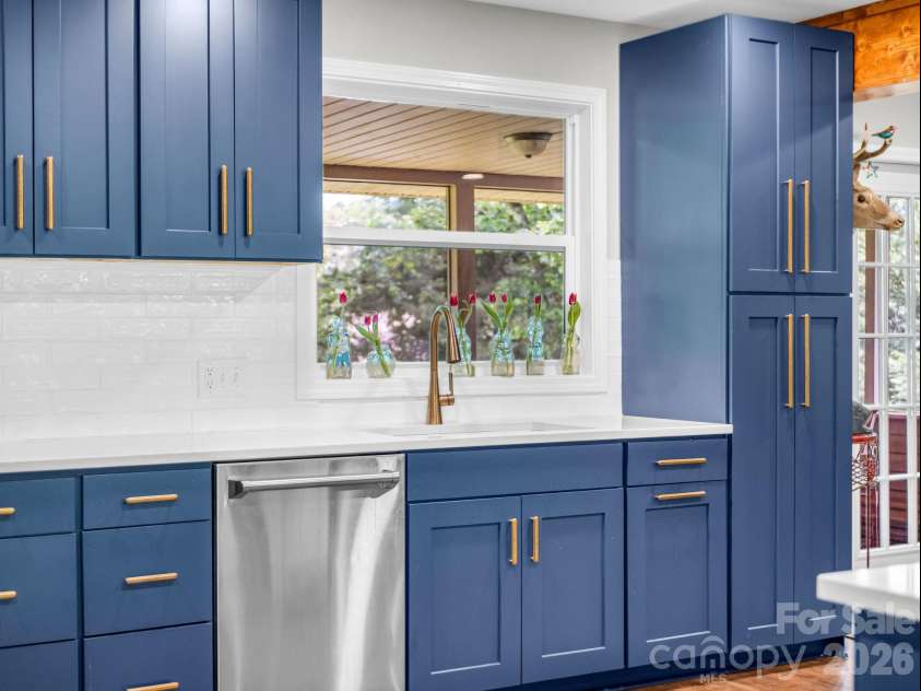 59 Underhill Road, Hendersonville, NC 28792.  MLS# CAR4395706, YatesRealty ID 33215. 