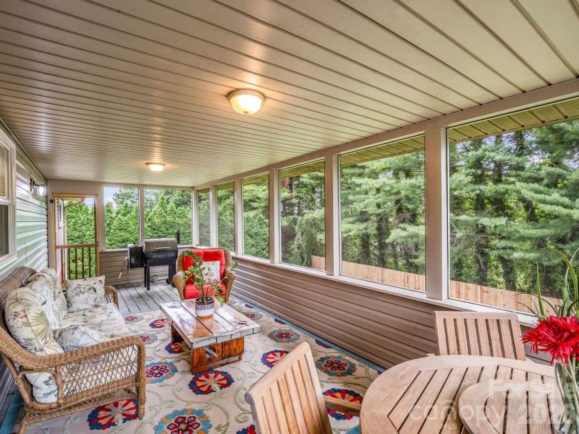 59 Underhill Road, Hendersonville, NC 28792.  MLS# CAR4395706, YatesRealty ID 33215. 