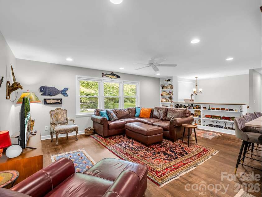 59 Underhill Road, Hendersonville, NC 28792.  MLS# CAR4395706, YatesRealty ID 33215. 