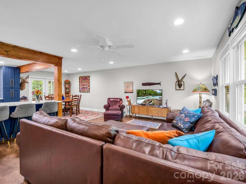 59 Underhill Road, Hendersonville, NC 28792.  MLS# CAR4395706, YatesRealty ID 33215. 
