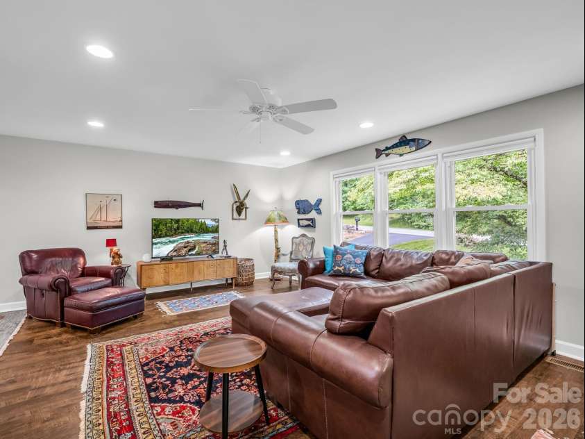 59 Underhill Road, Hendersonville, NC 28792.  MLS# CAR4395706, YatesRealty ID 33215. 
