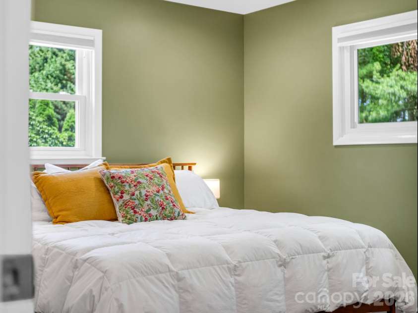 59 Underhill Road, Hendersonville, NC 28792.  MLS# CAR4395706, YatesRealty ID 33215. 