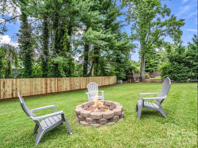 59 Underhill Road, Hendersonville, NC 28792.  MLS# CAR4395706, YatesRealty ID 33215. 