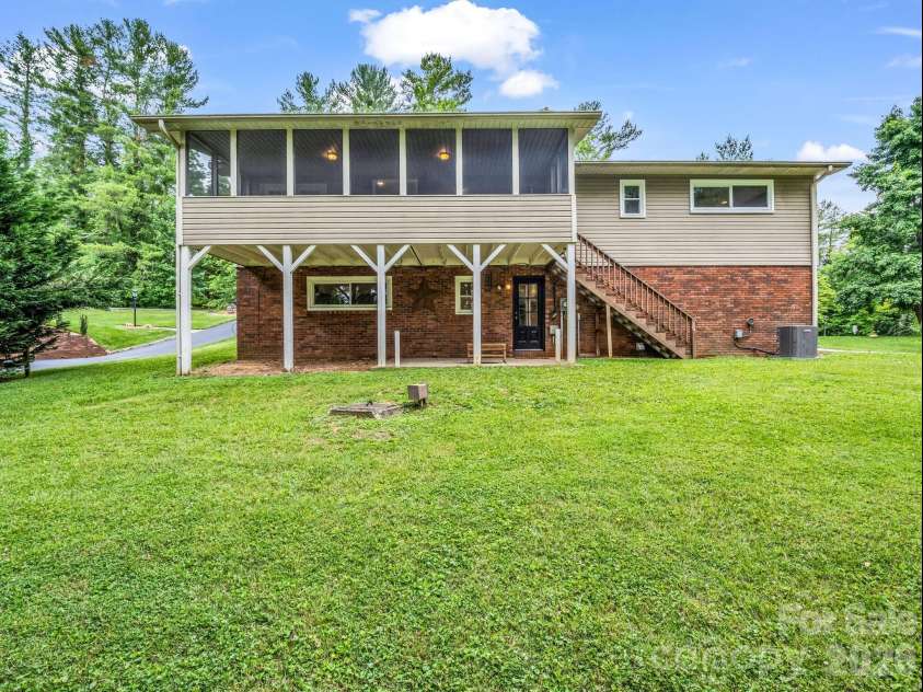 59 Underhill Road, Hendersonville, NC 28792.  MLS# CAR4395706, YatesRealty ID 33215. 