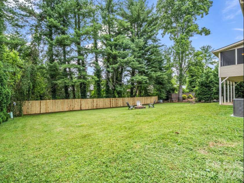 59 Underhill Road, Hendersonville, NC 28792.  MLS# CAR4395706, YatesRealty ID 33215. 