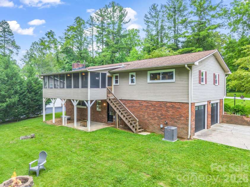 59 Underhill Road, Hendersonville, NC 28792.  MLS# CAR4395706, YatesRealty ID 33215. 