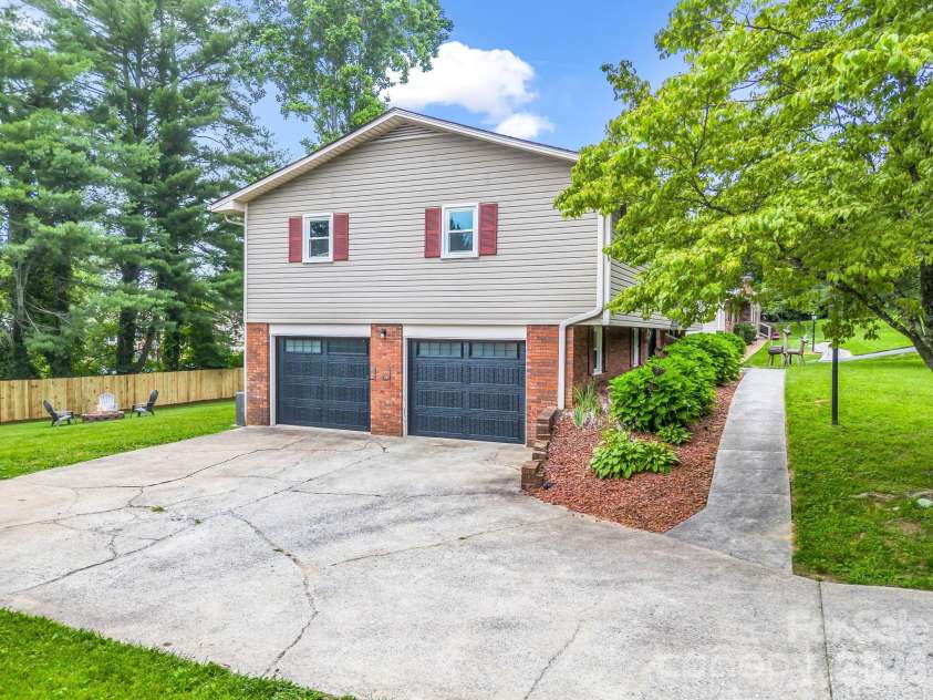 59 Underhill Road, Hendersonville, NC 28792.  MLS# CAR4395706, YatesRealty ID 33215. 