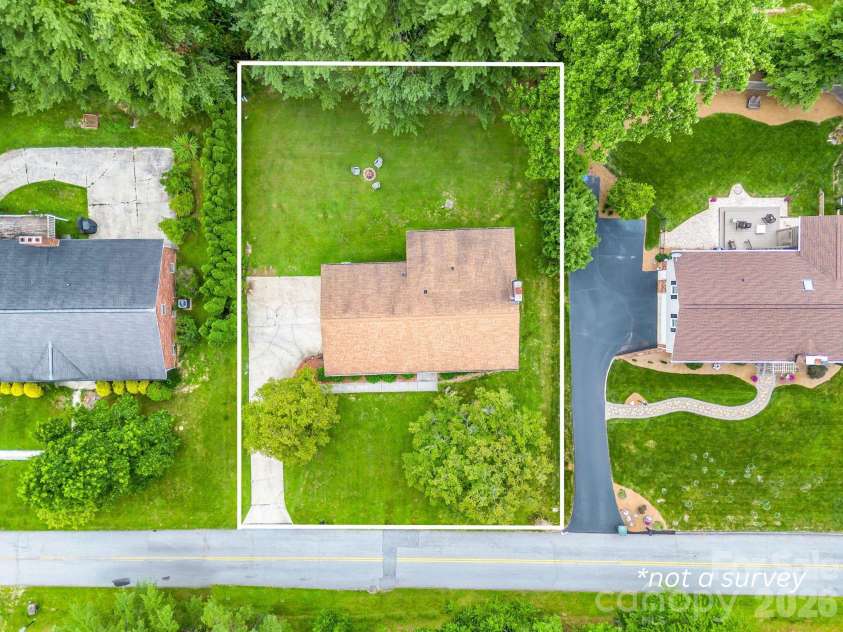 59 Underhill Road, Hendersonville, NC 28792.  MLS# CAR4395706, YatesRealty ID 33215. 