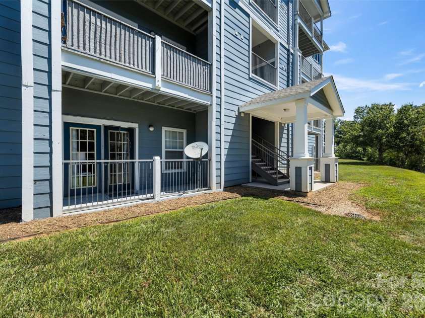 100 Vista Lake Drive, Candler, NC 28715.  MLS# CAR4393023, YatesRealty ID 33216. 