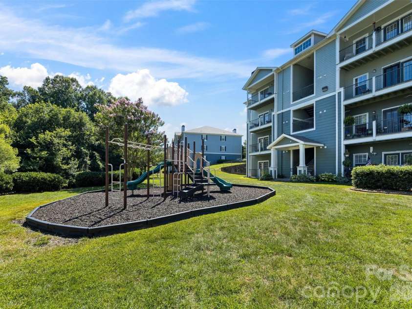 100 Vista Lake Drive, Candler, NC 28715.  MLS# CAR4393023, YatesRealty ID 33216. 