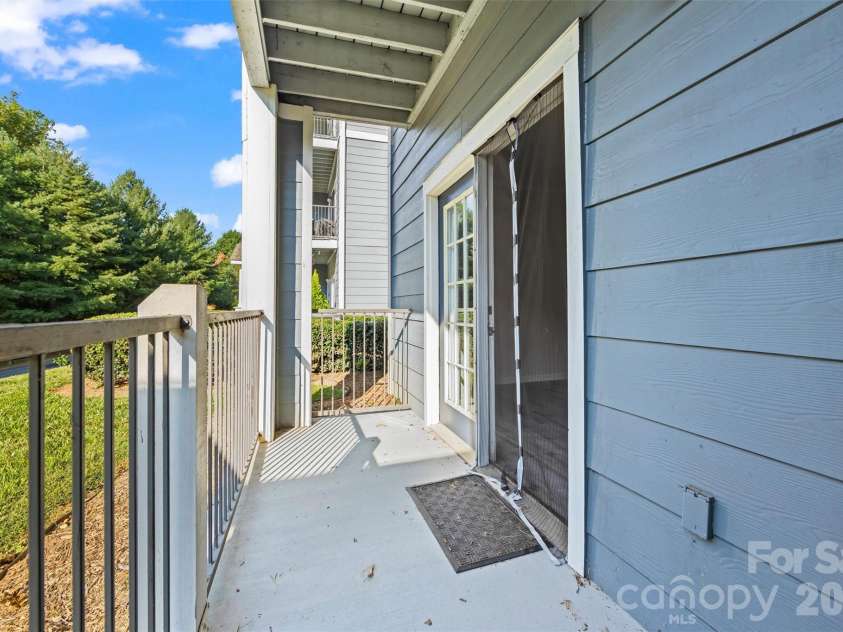 100 Vista Lake Drive, Candler, NC 28715.  MLS# CAR4393023, YatesRealty ID 33216. 
