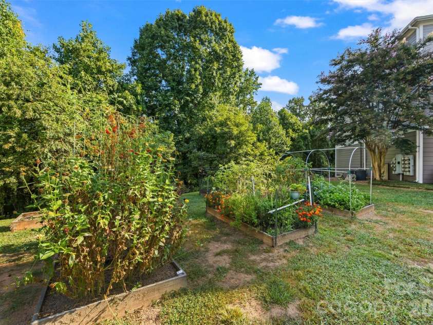 100 Vista Lake Drive, Candler, NC 28715.  MLS# CAR4393023, YatesRealty ID 33216. 