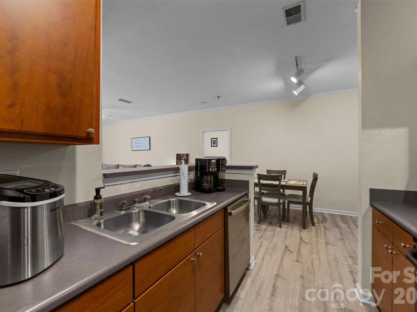 100 Vista Lake Drive, Candler, NC 28715.  MLS# CAR4393023, YatesRealty ID 33216. 