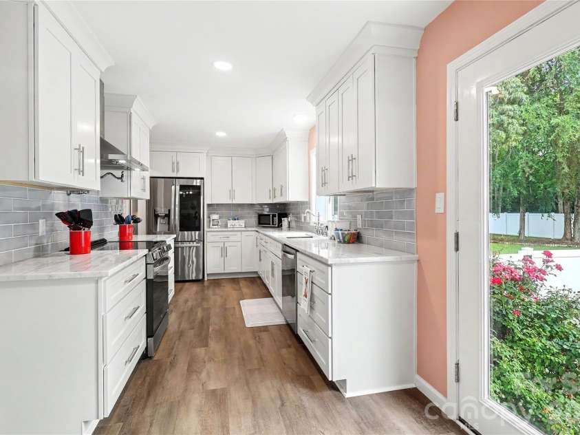 227 Dileen Drive, Concord, NC 28025.  MLS# CAR4396779, YatesRealty ID 33219. The Kitchen has lots of Natural light!!!