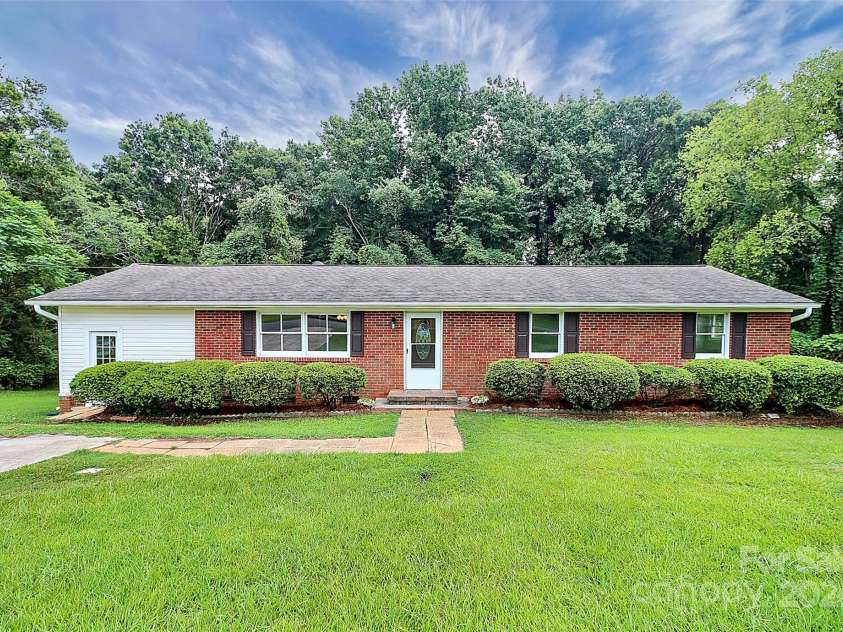 1613 Ohenry Lane, Fort Mill, SC 29708.  MLS# CAR4193922, YatesRealty ID 3322. 3 BR 2 BA