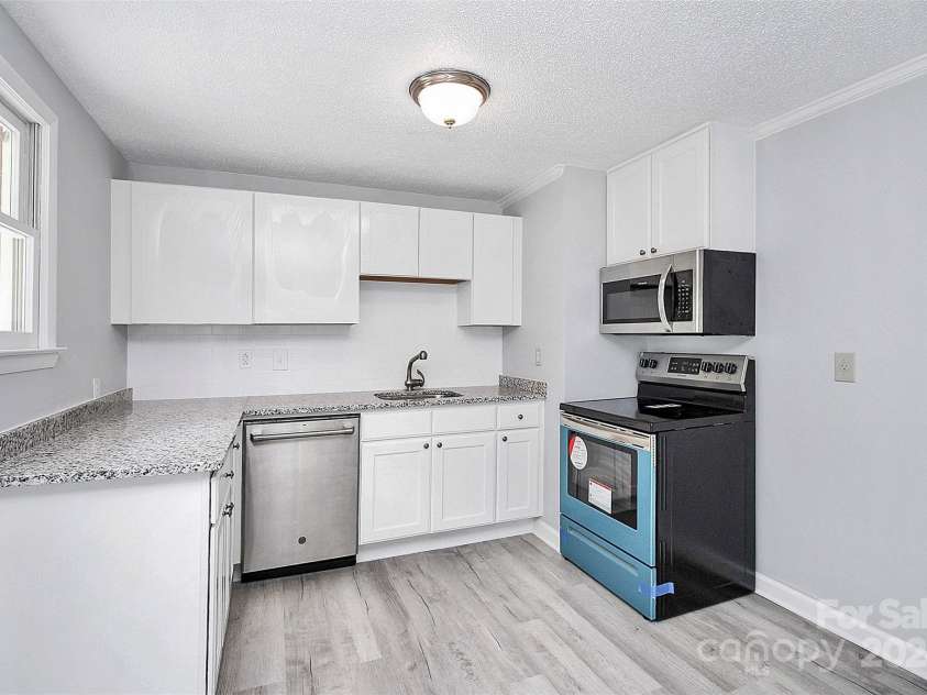 1613 Ohenry Lane, Fort Mill, SC 29708.  MLS# CAR4193922, YatesRealty ID 3322. Kitchen has new SS Refrigerator